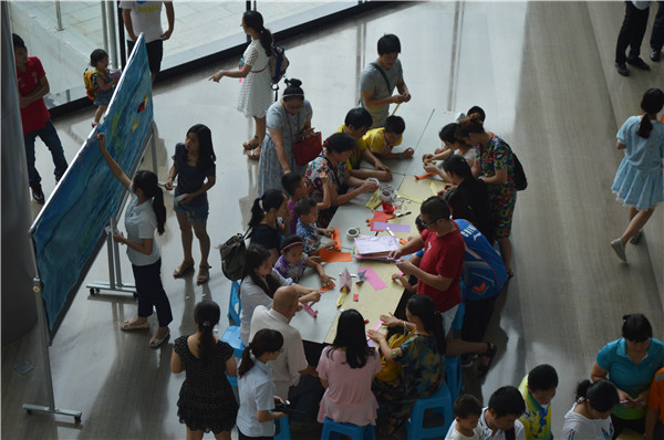 1465460367268081.jpg 折“龙舟”过端午活动现场热闹非凡.jpg