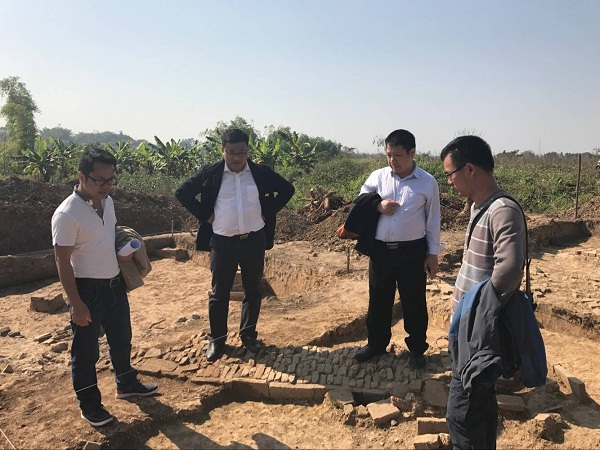 官网 馆领导在发掘现场与考古队员交流工作.jpg
