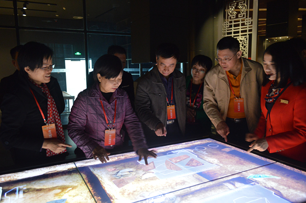 对 南宁市政协常委及部分委员一行50人到南宁博物馆参观照片二_副本.jpg