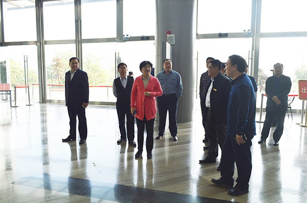 官网对2016.12.04河南省文化厅厅长杨丽萍一行到我馆参观考察 (2)_副本1_副本.jpg