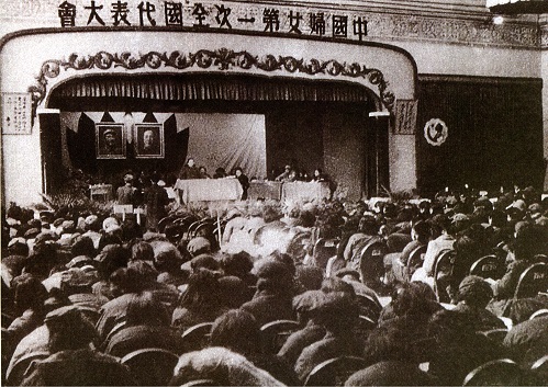 3.4-2图片：图片说明：1949年3月，邓颖超出席中国妇女第一次全国代表大会，作《中国妇女运动当年的方针任务》的报告，并在会上当选为全国民主妇联副主席。图为中国妇女第一次全国代表大会会场。——《邓颖超》P110.jpg