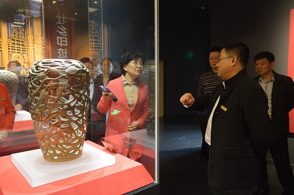 官网2016.12.04河南省文化厅厅长杨丽萍一行到我馆参观考察 (1).jpg