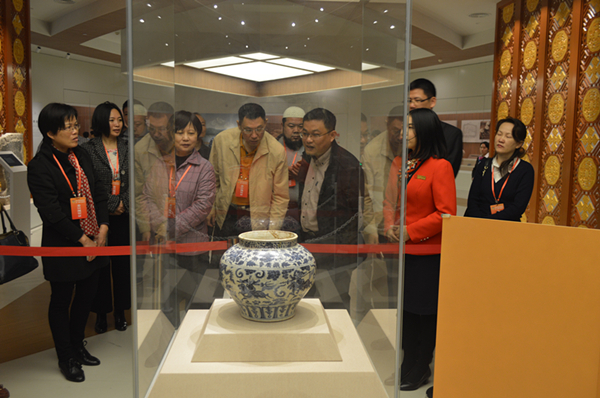  对 南宁市政协常委及部分委员一行50人到南宁博物馆参观照片三_副本.jpg