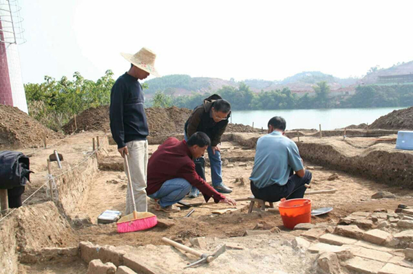 4 区考古所专家杨清平研究员在工地指导工作_副本.jpg