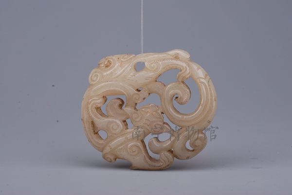 明青白玉雕团螭纹饰件
