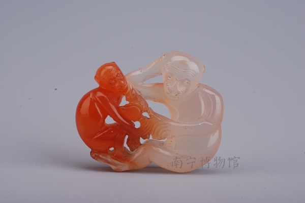 清巧色玛瑙双猴捧寿珮