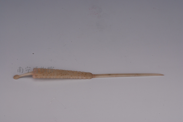 明青白玉缠枝花纹发簪