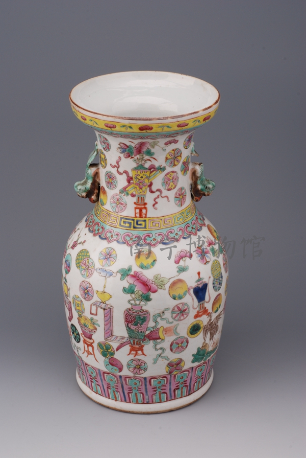 清粉彩博古纹瓶