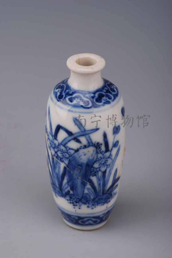 清青花丛萱纹鼻烟壶