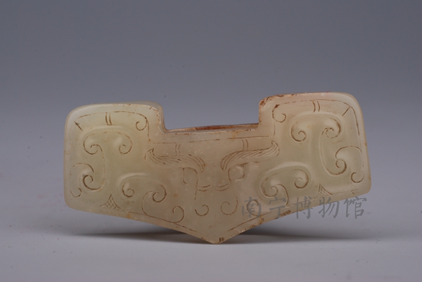 汉青白玉雕饕餮卷云纹剑格