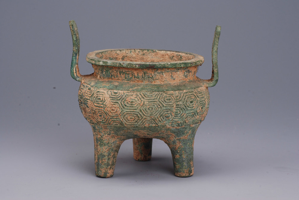 元朝冠耳龟背锦纹三足铜炉