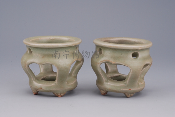 元龙泉窑瓷器座