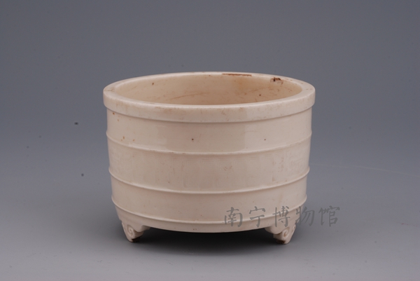 清初德化窑白釉弦纹三足炉