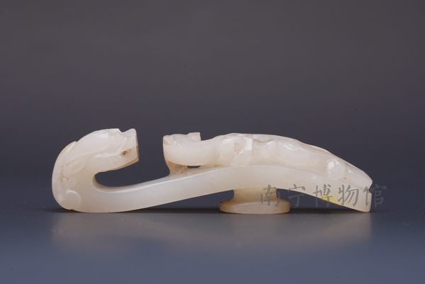 明青白玉螭纹龙首带钩