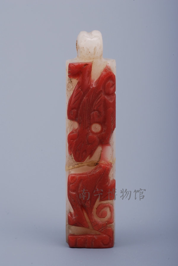 清白套红料浮雕螭龙纹翎管