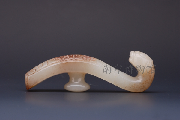 明青白玉留皮云纹龙首带钩