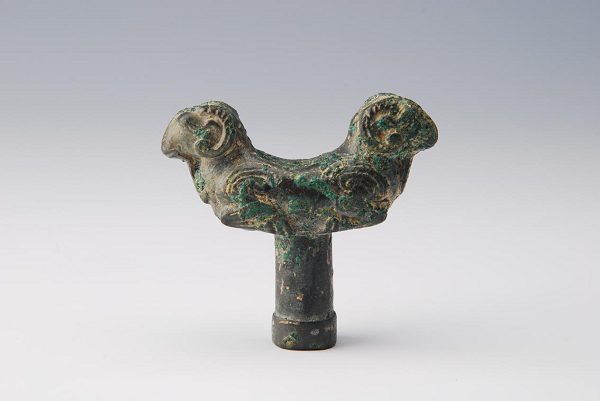 玉林博物馆的“汉双羊形铜杖首”.png